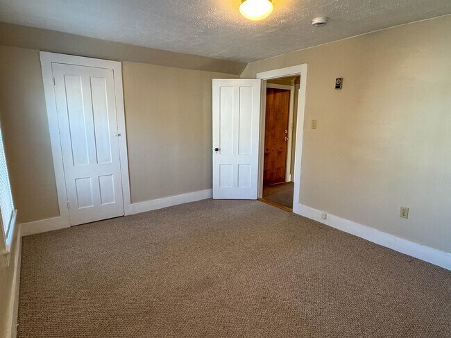 Building Photo - 334 Elm St