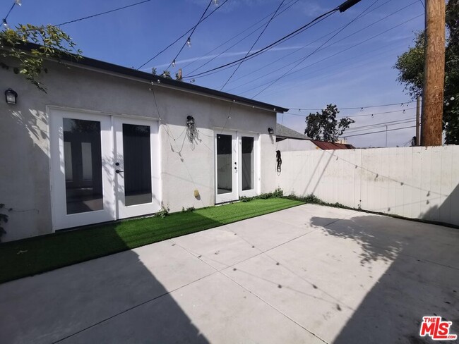 Building Photo - 9008 Cresta Dr