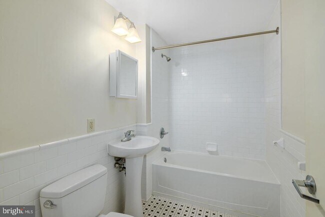 Building Photo - 412 S 13th St