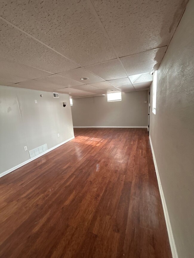 Building Photo - 3 BR 2 BA House with Garage