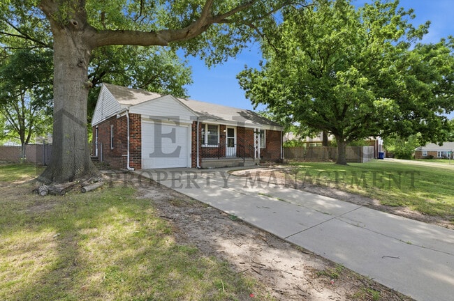 Building Photo - 656 S Whittier St