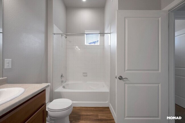 Building Photo - Charming 2BR-2BA Condo in Aurora Town Center