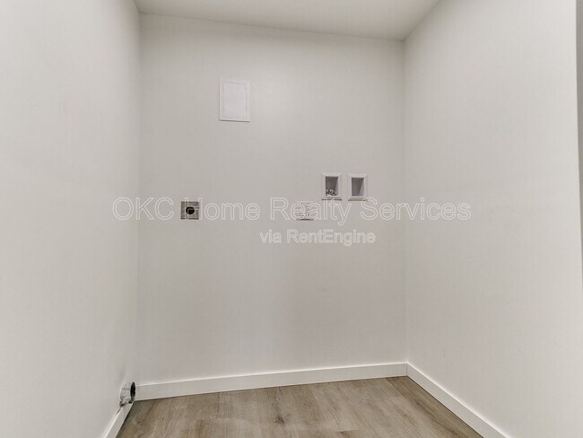 Building Photo - 1812 W Noble Ave