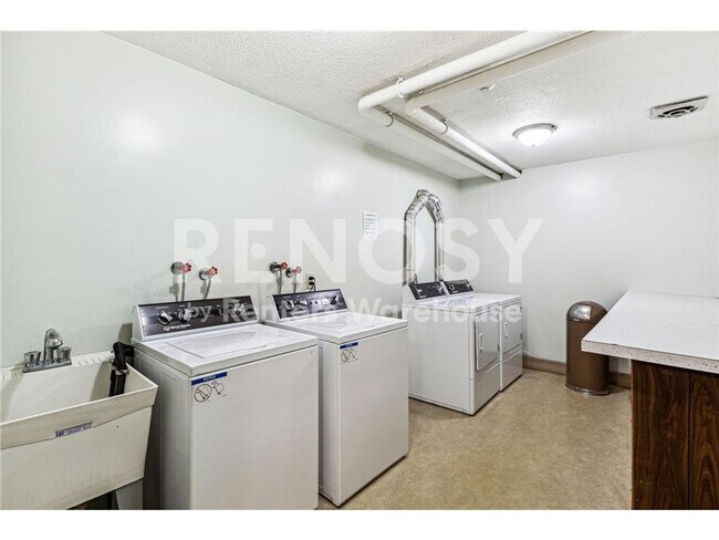 Building Photo - Available now - your very own 2 bedroom, 2 bath condo in Plymouth!