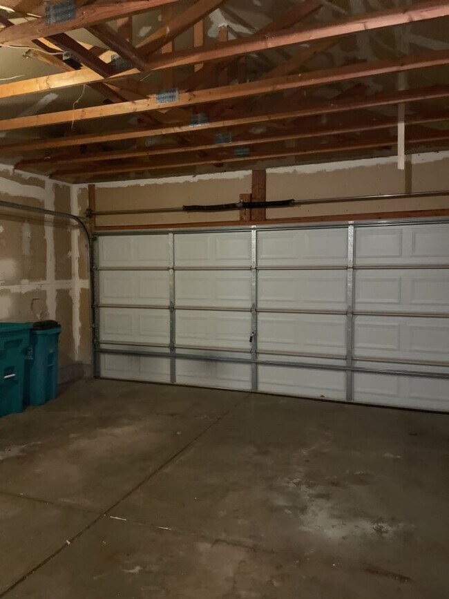 Building Photo - Start a Lease by 4/17 and get $250 off 1st Month!