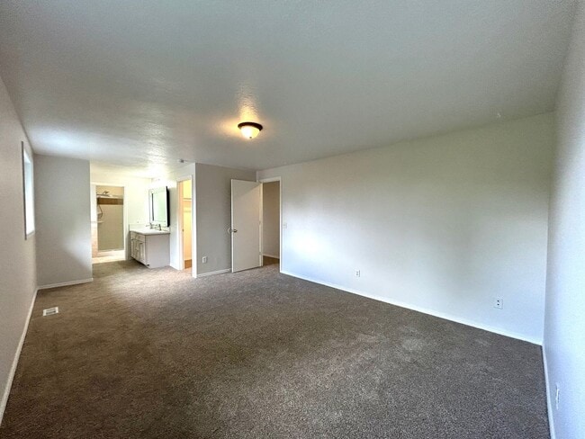 Building Photo - Beautiful 4BD Home | Fireplace, Fenced Backyard, Deck, Garage & A/C