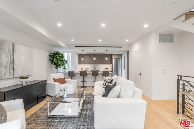 Building Photo - 855 N Detroit St