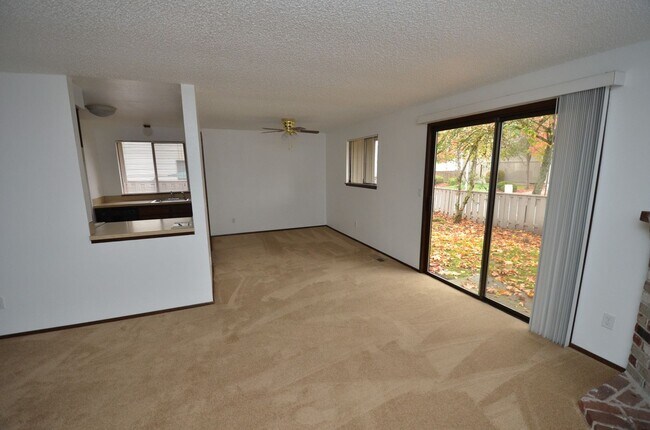Building Photo - Charming 2-bedroom Townhome Near Downtown Beaverton!