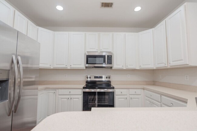 Building Photo - Cozy Lakeside Living in Moncks Corner!