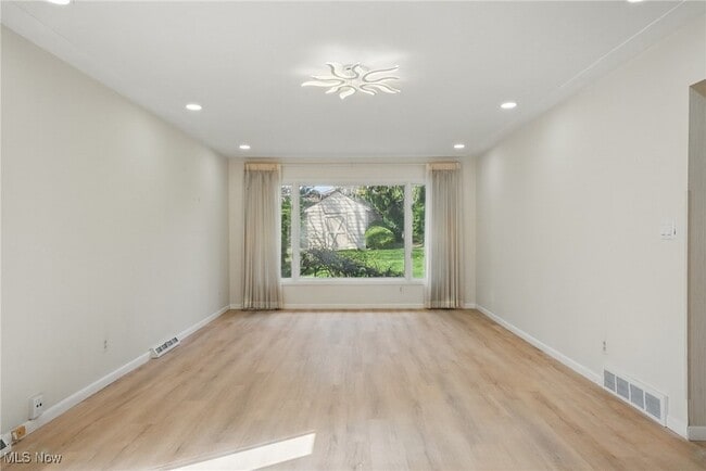 Building Photo - 33115 Ledge Hill Dr