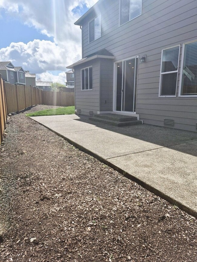 Building Photo - Beautiful 5BD/3BA home located in Rainer Ridge