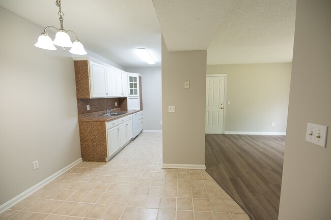 Building Photo - 2 Bed, 1 Bath Condo off Wendover Ave Green...