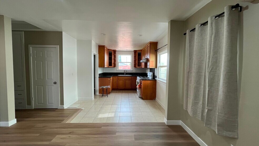 kitchen - 212 W Linda Vista Ave