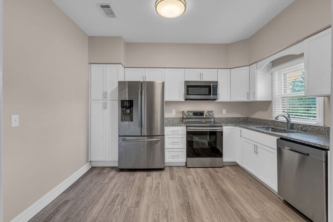 Building Photo - Awesome 2BE/2BA condo in Green Hills!