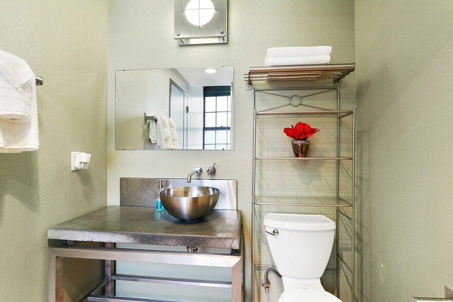 Building Photo - 1041 Constance St