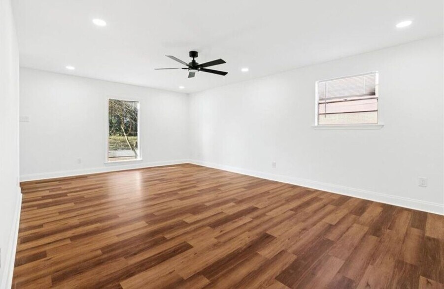 Building Photo - 2427 Octavia Dr