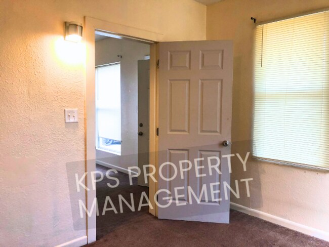 Building Photo - 665 S Kansas St