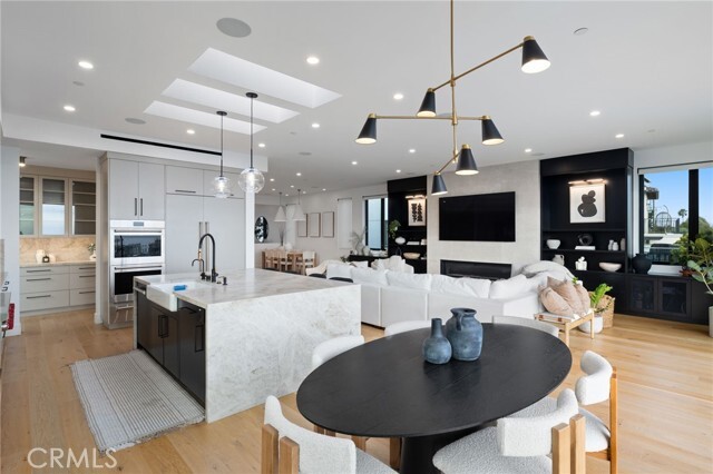 Building Photo - 807 N Paulina Ave