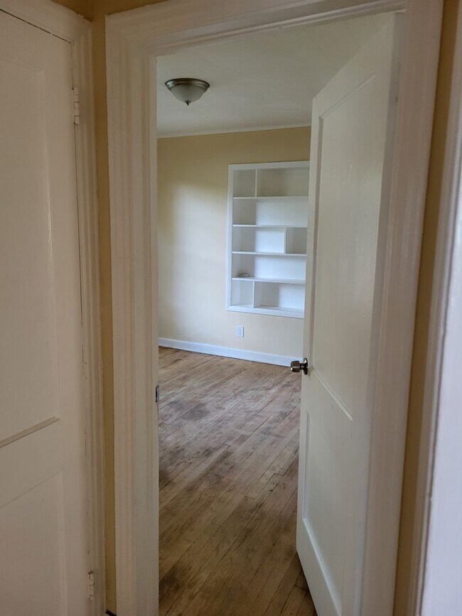 Building Photo - Renovated 4/2.5 Home with garage and large private backyard