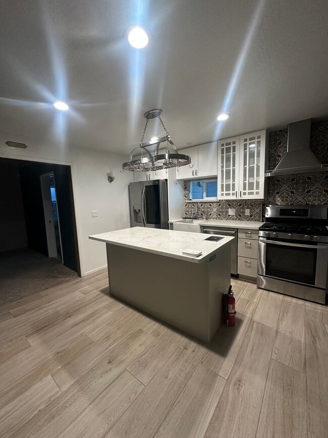 Building Photo - Quaint 3 Bedroom Home with Modern Upgrades...