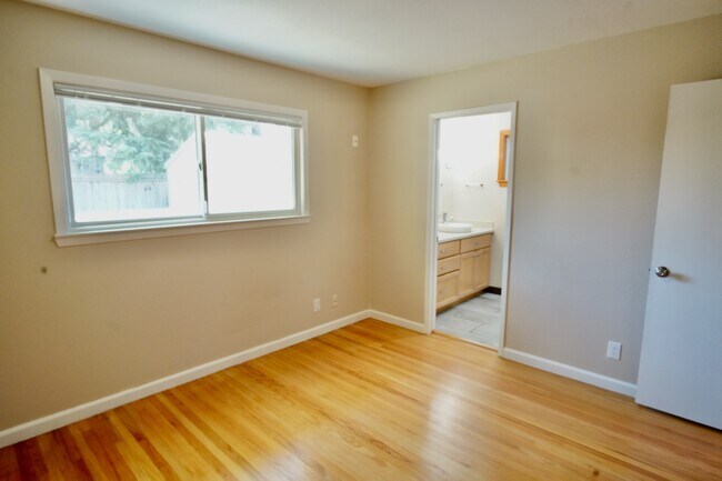Building Photo - 2518 Loyola Dr