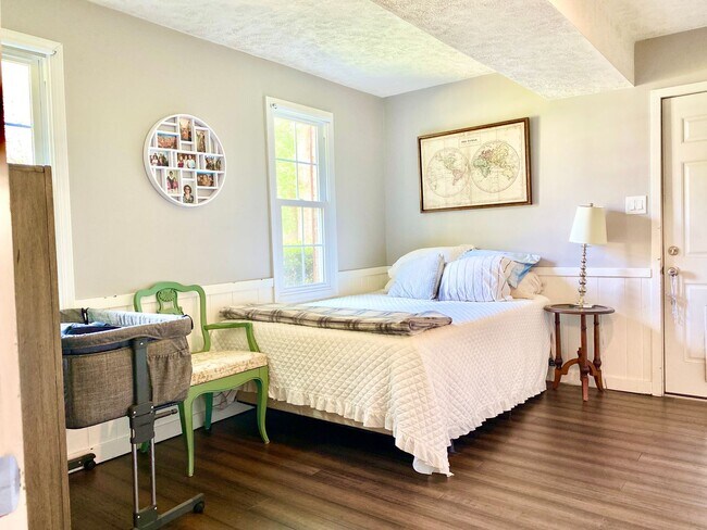 Building Photo - Amazing 4 Bedroom 2 Bathroom! Large Lot!  ...