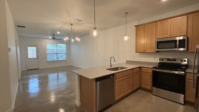 Building Photo - MOVE-IN SPECIAL: January rent FREE if moved in before February 1.