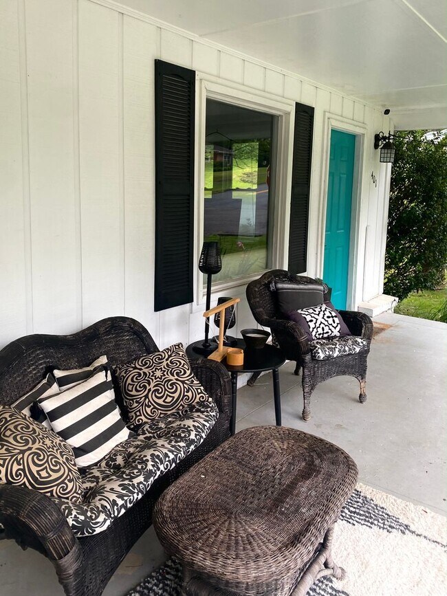 Building Photo - House in Opelika Available August!