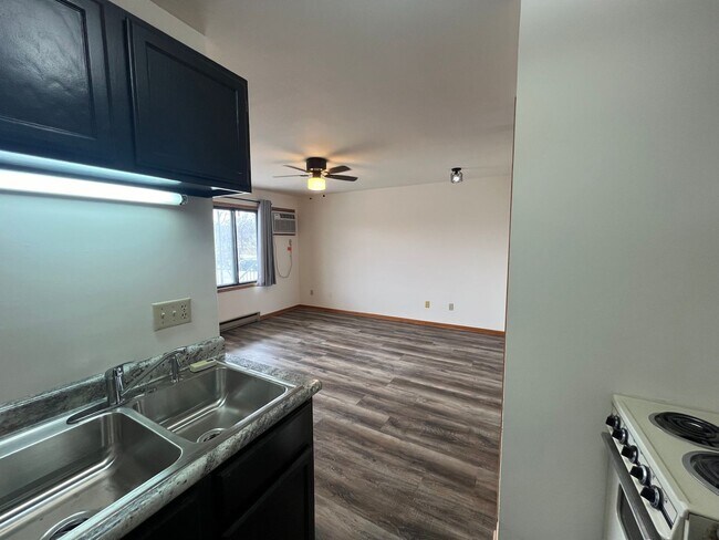 Building Photo - Recently Renovated Upper Level 1-bed, 1-Bath