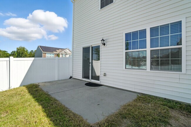 Building Photo - Stunning home, Move-in Ready!