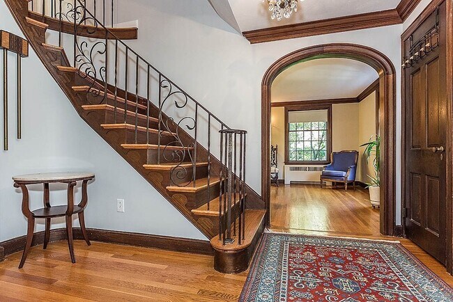 Building Photo - 244 Clifton St