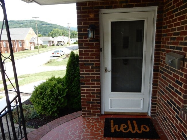 Building Photo - 3 BR home with fantastic location in the h...