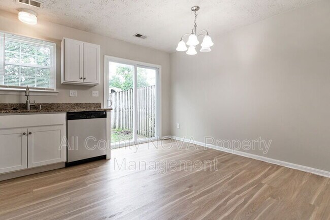 Building Photo - 17 Heather Ln