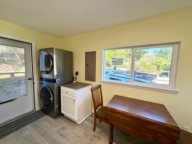 Building Photo - 620 Meadow Ln