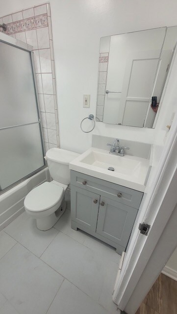 bath, shower, toilet, sink - 506 E Kelso St