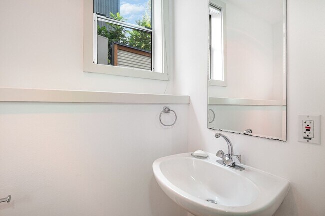 Building Photo - 3Bd/3Ba Seattle House