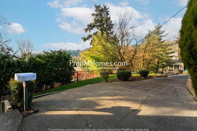 Building Photo - Updated Lair Hill Victorian with Willamette River & Mt Hood Views!