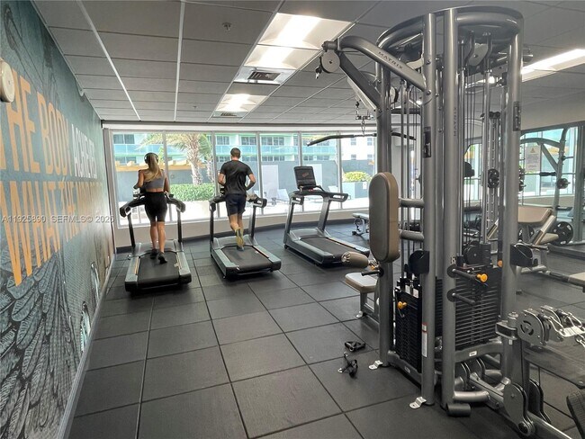 Building Photo - 1750 N Bayshore Dr