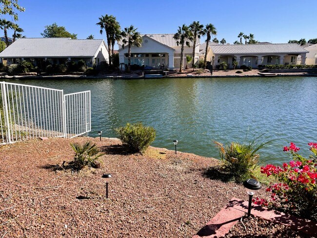 Building Photo - 3 bedroom 2 Bath Lakefront home in the des...