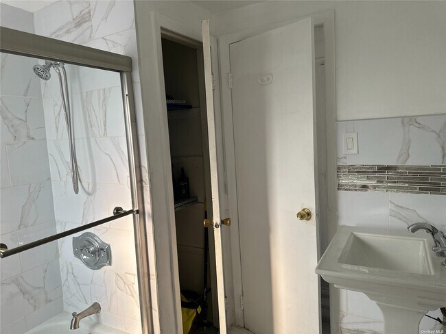 Building Photo - 1322 Commodore Rd