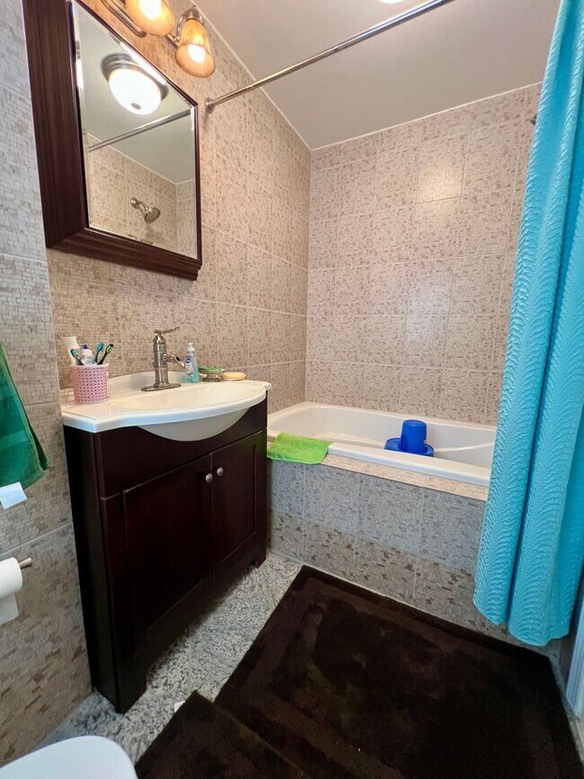 Building Photo - Gorgeous 4-Bedroom Townhome with One-Car Garage! Available NOW!