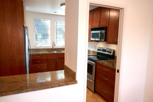 Building Photo - UPDATED TWO BED / TWO AND HALF BATH HEADLANDS CONDO WITH SWEEPING VIEWS