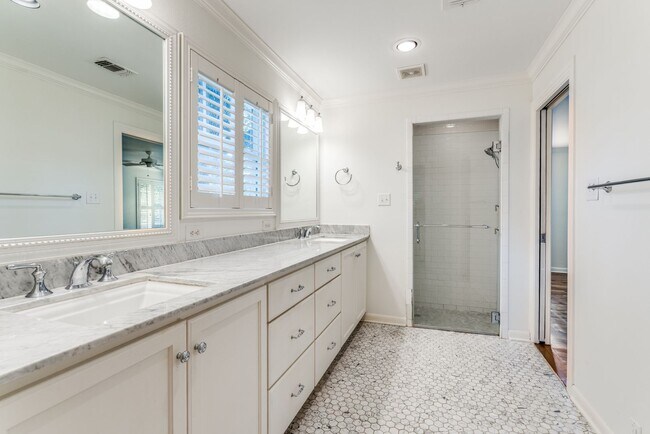 Building Photo - TERRELL HILLS 3-BEDROOM, SINGLE STORY