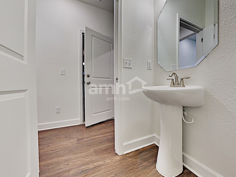 Building Photo - 387 Sandstone Dr