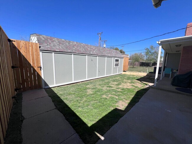 Building Photo - Immaculate renovated Mid Century with all ...