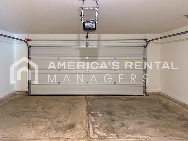 Building Photo - Move-in Special! Beautiful 5 Bed, 2 Bath h...