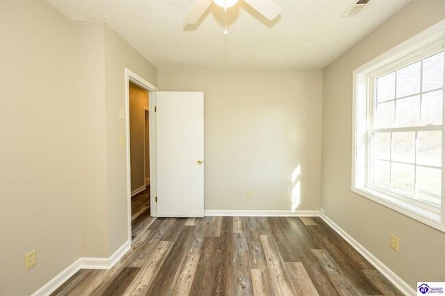 Building Photo - 243 S Airview Dr