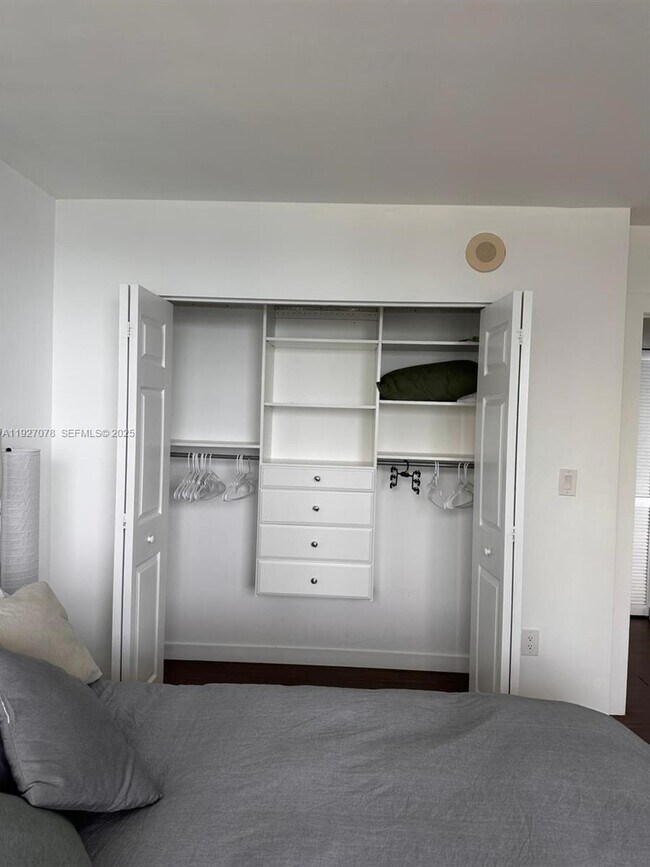 Building Photo - 1155 Brickell Bay Dr