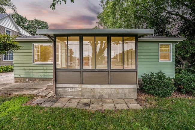 Primary Photo - AVAILABLE IN AUGUST! 3 Bedroom, 1 Bath Sin...