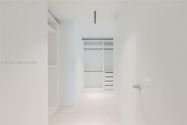 Building Photo - 1000 Biscayne Blvd